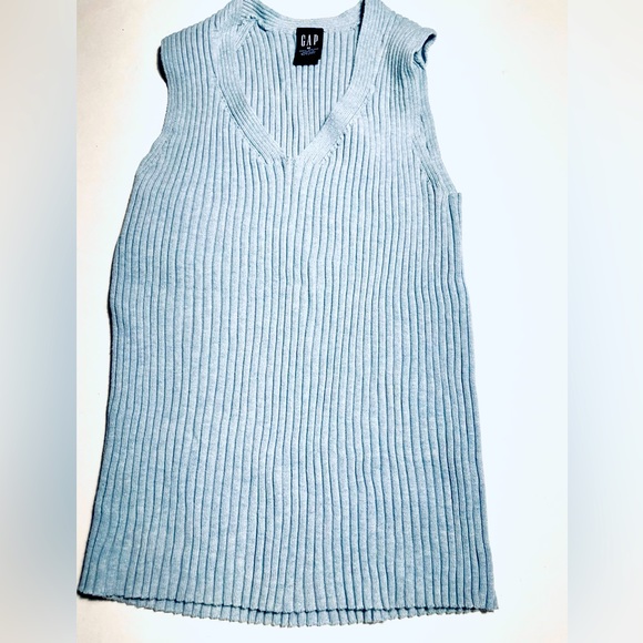 Gap, sleeveless sweater, V-neck size medium. - Picture 2 of 10